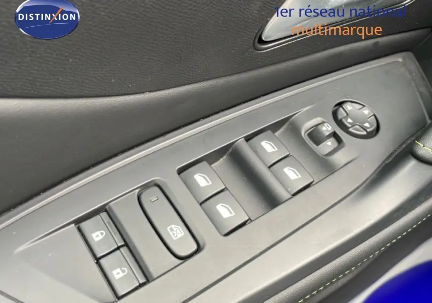 Détail des commandes de lève-vitres et rétroviseurs côté conducteur d'une Peugeot 408 Hybrid 2024 en intérieur noir.