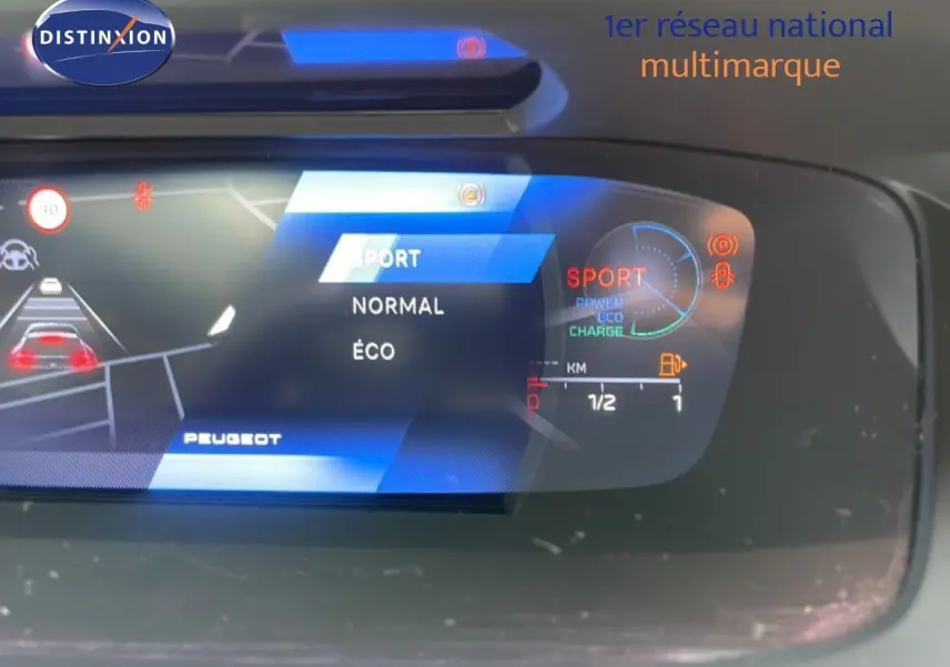 Affichage numérique du tableau de bord de la Peugeot 408 Hybrid 145ch en mode Sport avec indicateurs de vitesse et énergie.