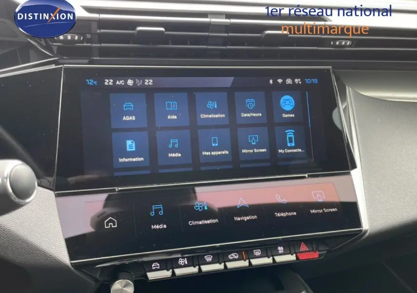 Vue rapprochée de l’écran tactile central du tableau de bord de la Peugeot 408 Hybrid 145ch GT noir métal de 2024.