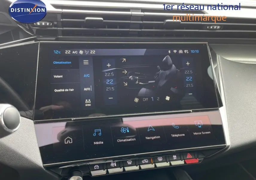 Écran tactile central de la Peugeot 408 Hybrid 145ch GT 2024 noir métal, affichant les réglages de climatisation.