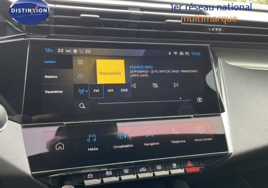 Vue rapprochée de l’écran tactile central du tableau de bord du Peugeot 408 Hybrid 145ch GT avec interface multimédia affichée.