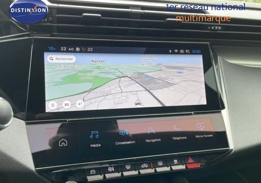 Vue rapprochée de l’écran tactile central noir métallisé du Peugeot 408 Hybrid 145ch, affichant la navigation GPS.