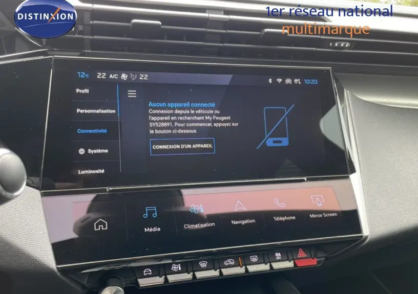 Écran tactile central du tableau de bord de la Peugeot 408 Hybrid 145ch GT 2024, interface connectivité et climatisation visible.
