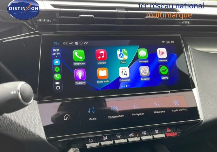 Écran tactile central affichant Apple CarPlay dans l’habitacle noir du Peugeot 408 Hybrid 145ch GT 2024.