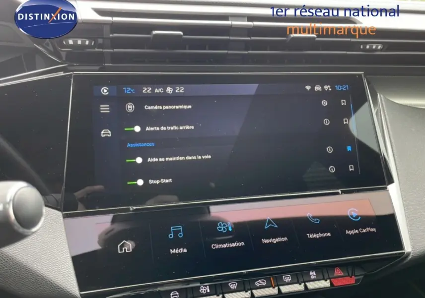 Vue intérieure du tableau de bord de la Peugeot 408 Hybrid 145ch GT 2024, écran tactile avec options d'assistance et multimédia.