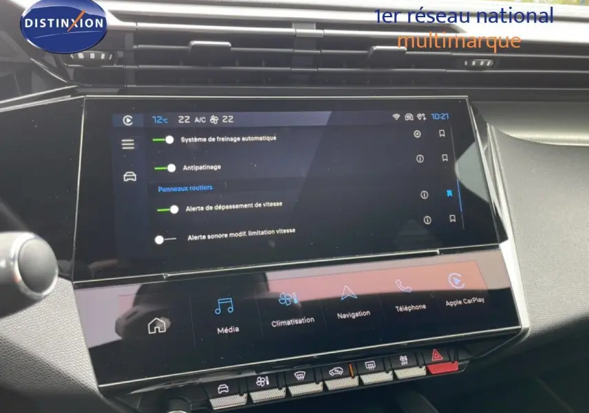 Vue rapprochée de l’écran tactile central du tableau de bord du Peugeot 408 Hybrid 145ch GT noir métal 2024, affichant les réglages d’aide à la conduite.