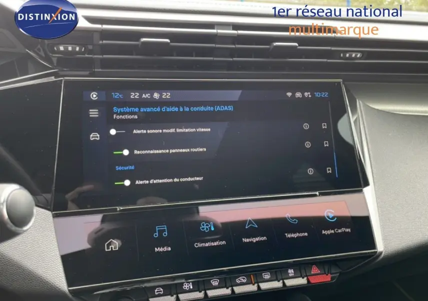 Vue rapprochée de l’écran tactile central du tableau de bord de la Peugeot 408 Hybrid 145ch GT 2024, affichant les aides à la conduite.