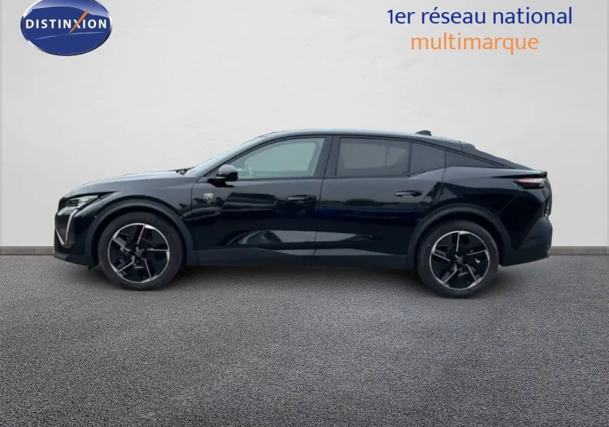Peugeot 408 Hybrid noir métal vue de profil côté gauche, soulignant ses jantes noires et son design moderne.