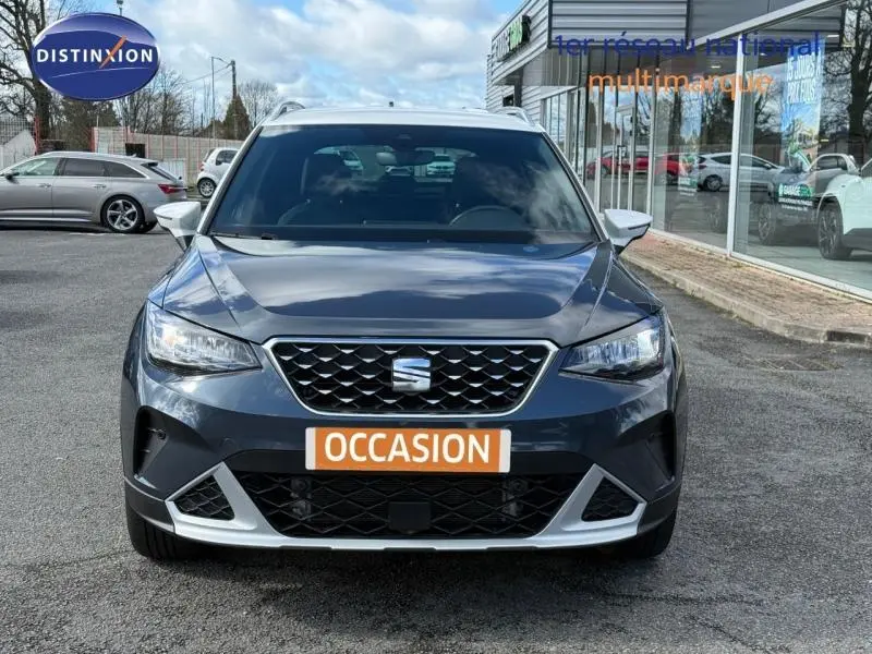 Vue de face du SEAT Arona 2025 bleu saphir métal avec toit blanc, badge et calandre distinctifs visibles.