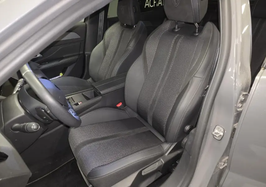 Vue intérieure côté conducteur du siège avant tissu et cuir noir d'une Peugeot 408 gris métallisé 2025.