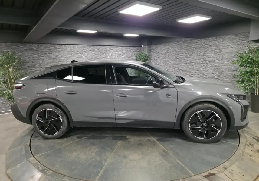 Peugeot 408 gris Selenium vue de profil côté gauche, jantes alliage noires et toit noir Mistral.