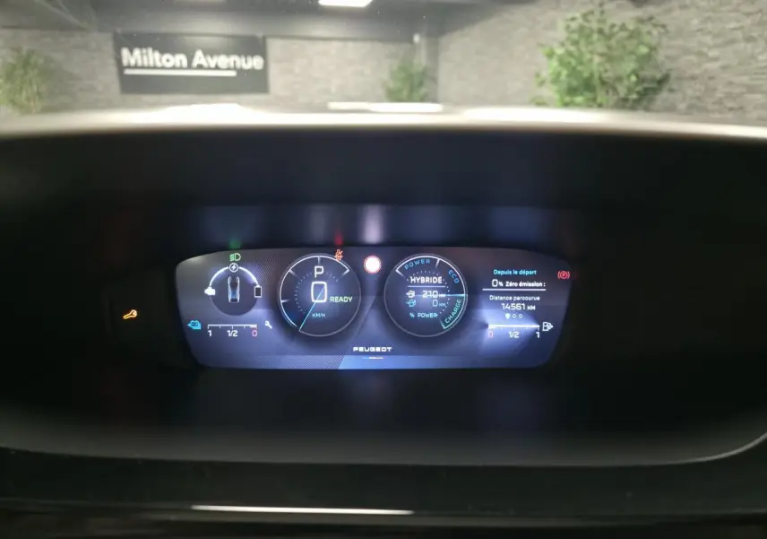 Combiné numérique 10 pouces de Peugeot 408 hybride rechargeable, affichage mode hybride et informations de conduite.