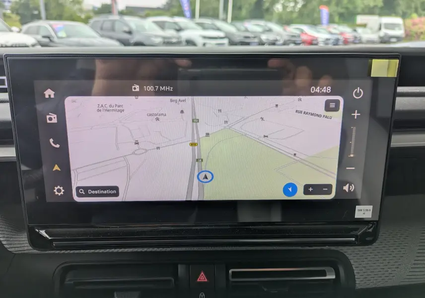 Écran tactile central du tableau de bord de la Citroën C3 Aircross 2026 affichant la navigation GPS.