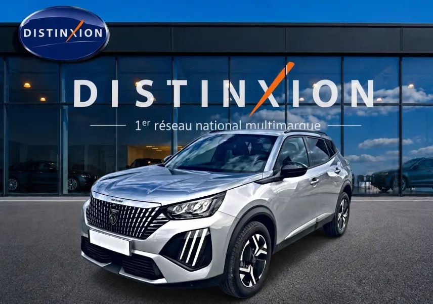 Peugeot 2008 gris Artense en 3/4 avant droit, avec calandre distinctive et jantes alliage noires.