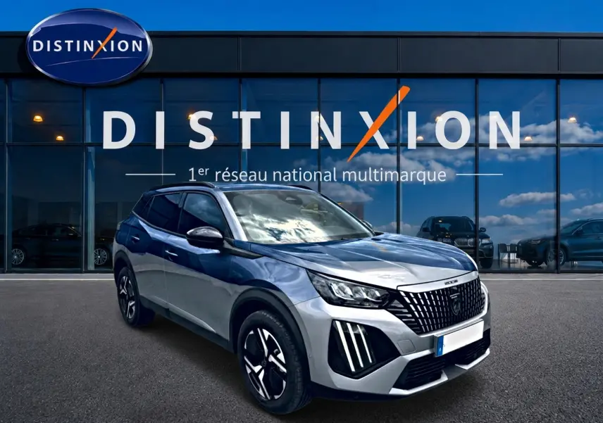 Peugeot 2008 gris artense en 3/4 avant droit, avec calandre distinctive et jantes alu noires et argentées.