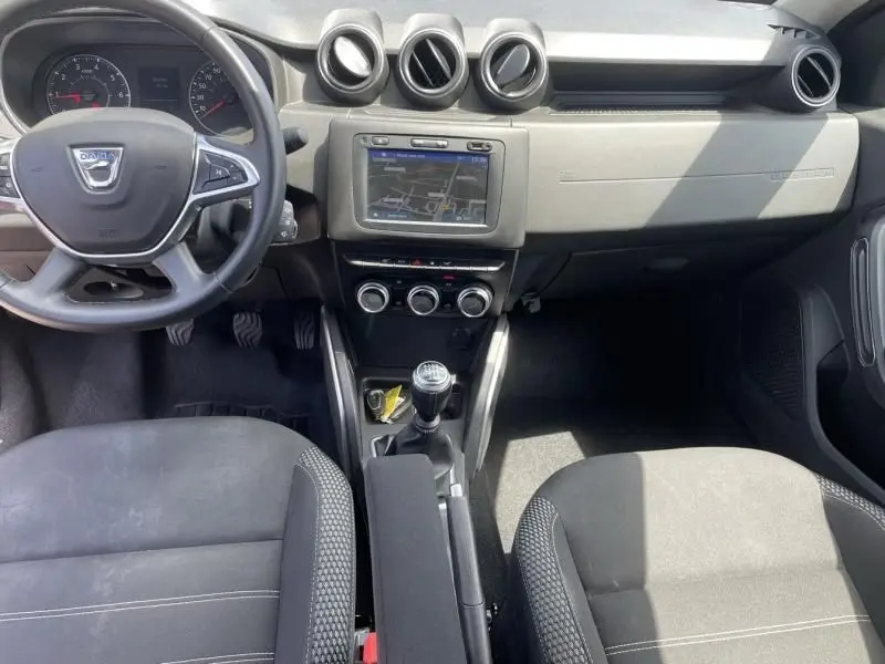 Intérieur du Dacia Duster TCE 150 Prestige 4x2 2020 montrant tableau de bord, volant, écran tactile et levier de vitesses manuel.