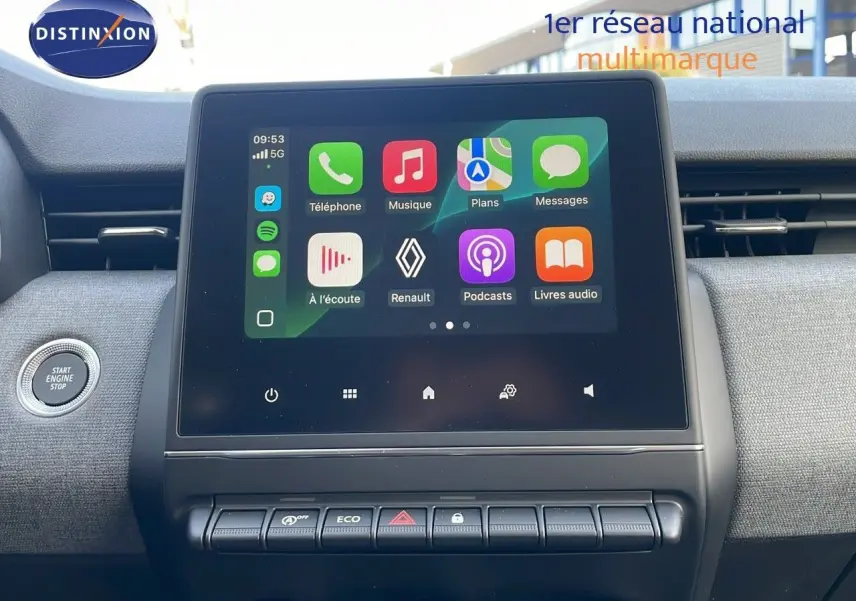 Écran tactile central de la Renault Clio 1.5 DCI 100ch Evolution 2025, vue intérieure du tableau de bord.