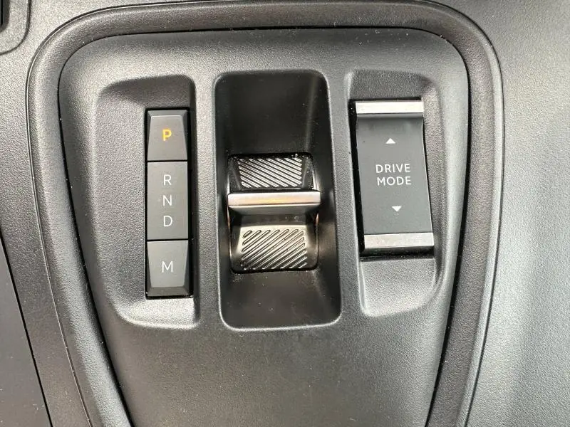 Gros plan sur la commande de boîte automatique et le sélecteur Drive Mode du Citroën Berlingo gris Artense.