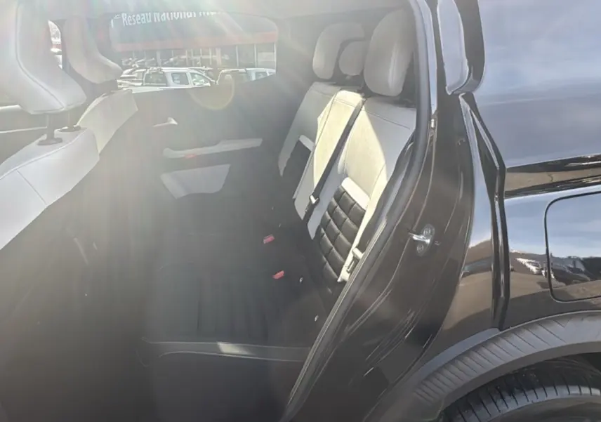 Vue côté gauche arrière du Citroën C3 Aircross noir perla nera, mettant en valeur la banquette arrière bicolore en tissu.