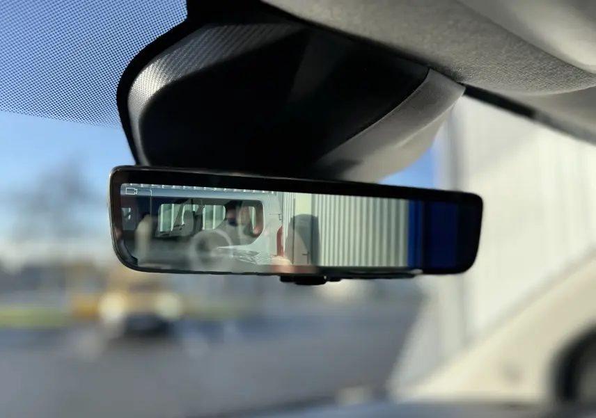 Rétroviseur intérieur montrant en reflet l'arrière noir perla d'un Citroën Jumpy Cabine Approfondie XL 2025.