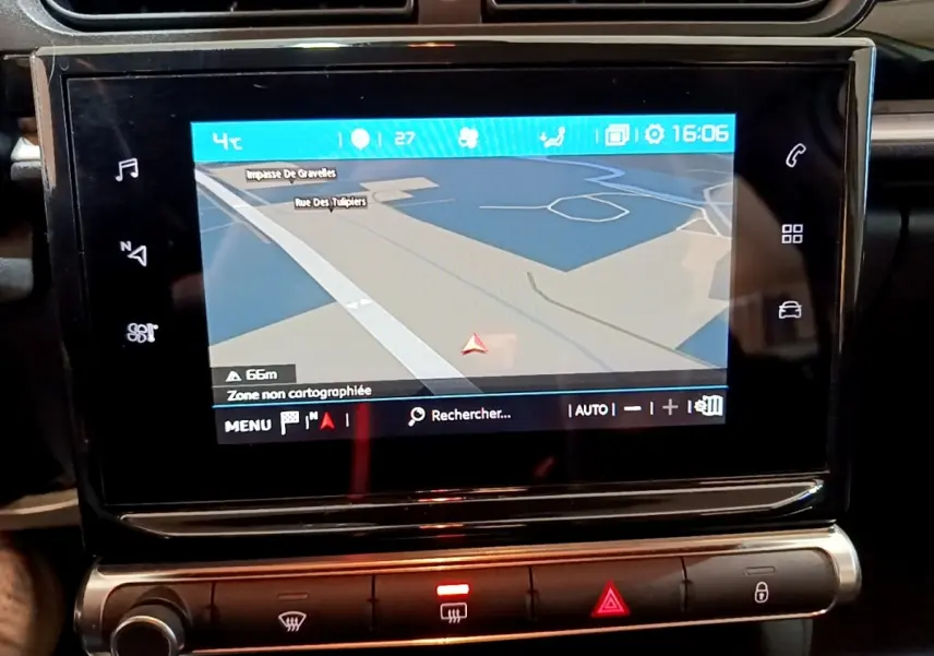 Écran tactile 7 pouces du système de navigation de la Citroën C3 PureTech 82 blanc, vue frontale rapprochée.