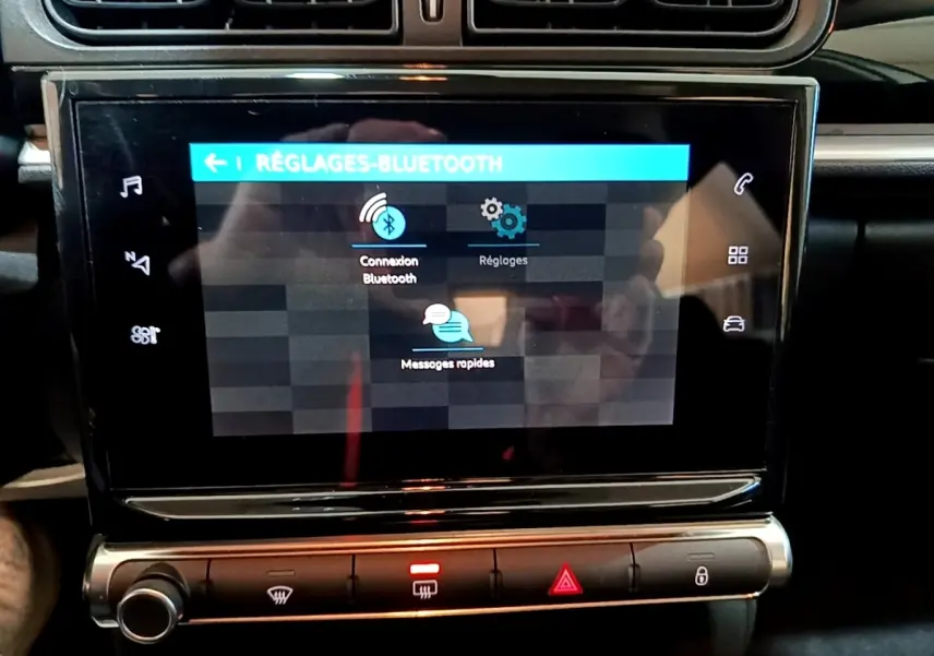 Écran tactile central de la Citroën C3 blanche 2020 affichant les réglages Bluetooth, vue rapprochée intérieure.