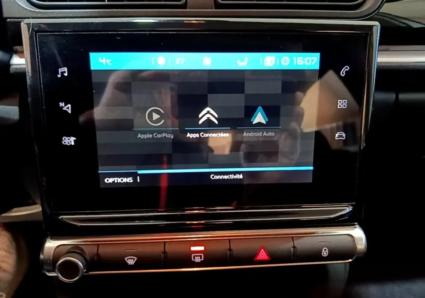 Vue rapprochée de l’écran tactile central noir de la Citroën C3 blanche, affichant les options Apple CarPlay et Android Auto.