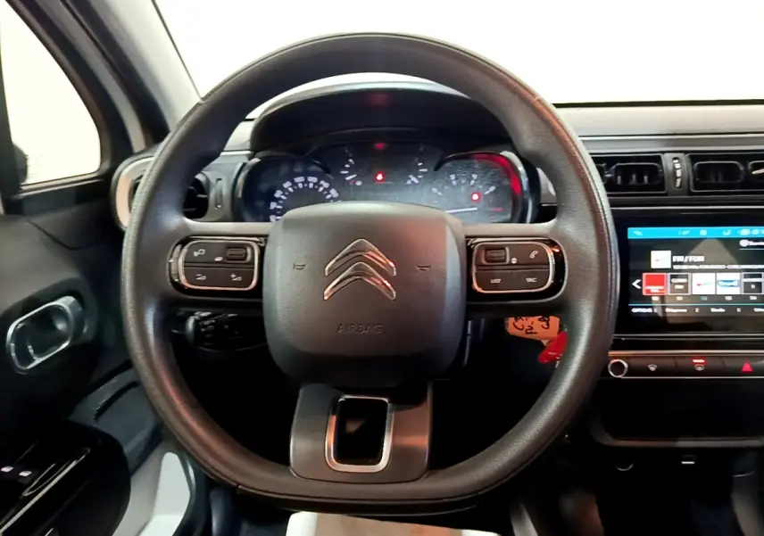 Vue intérieure centrée sur le volant noir de la Citroën C3 2020 avec tableau de bord et écran tactile visible à droite.