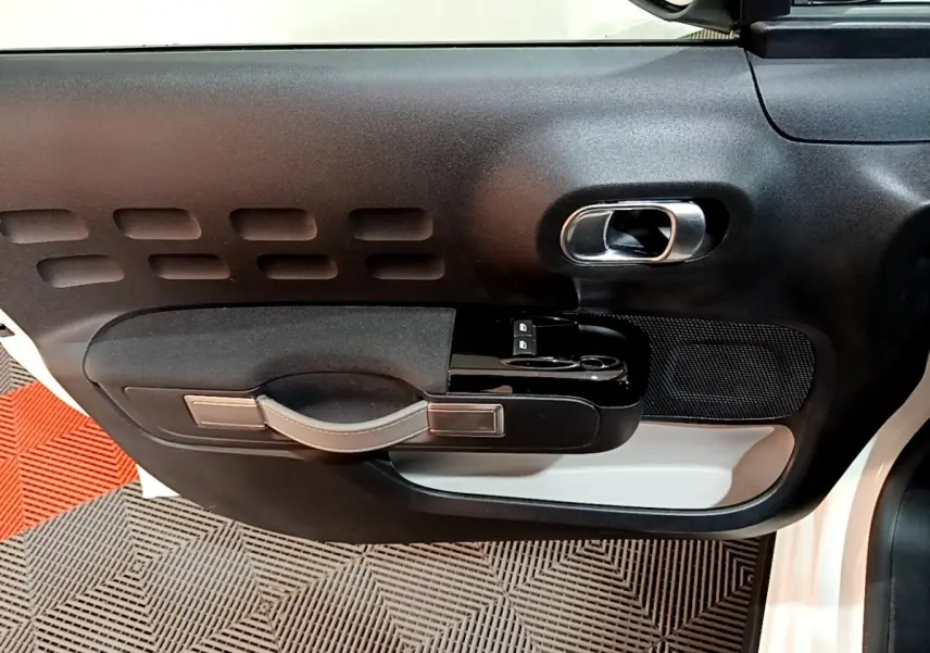 Vue rapprochée de la porte avant gauche noire et blanche de la Citroën C3 PureTech 82 S&S BVM Feel Business 2020.