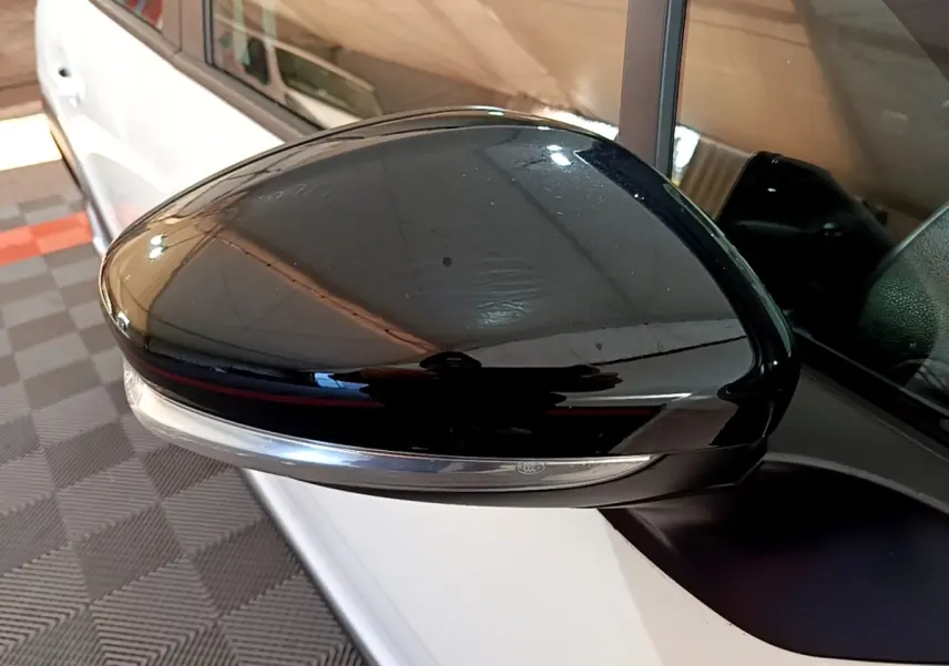 Rétroviseur extérieur droit noir brillant avec clignotant intégré sur Citroën C3 blanche vue de côté.