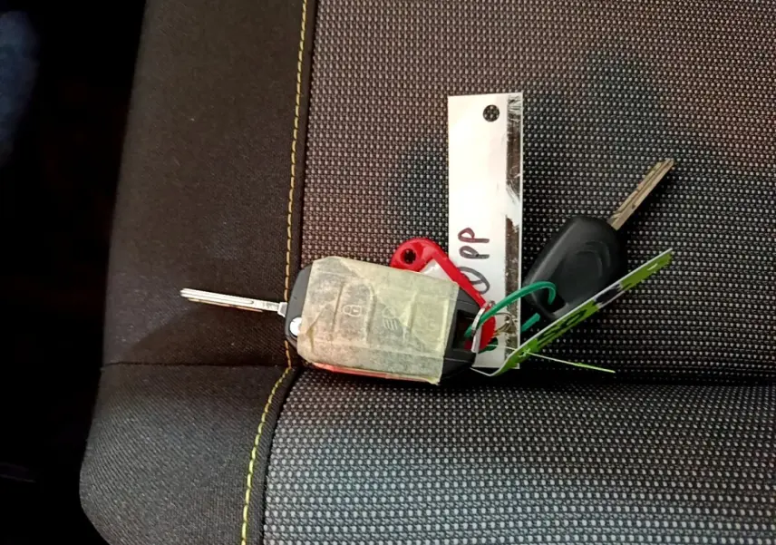 Gros plan sur deux clés posées sur un siège tissu noir avec surpiqûres jaunes, intérieur d'une Citroën C3 2020.