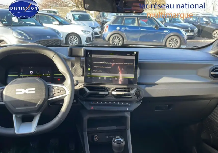 Vue intérieure du tableau de bord du Dacia Duster 1.2 mild hybrid 140 Journey, avec volant multifonction et écran tactile central.