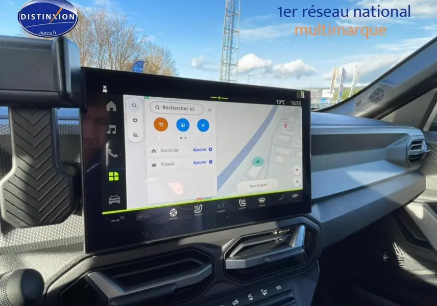 Vue intérieure du tableau de bord du Dacia Duster noir 2026, avec écran tactile GPS et aérateurs hexagonaux.