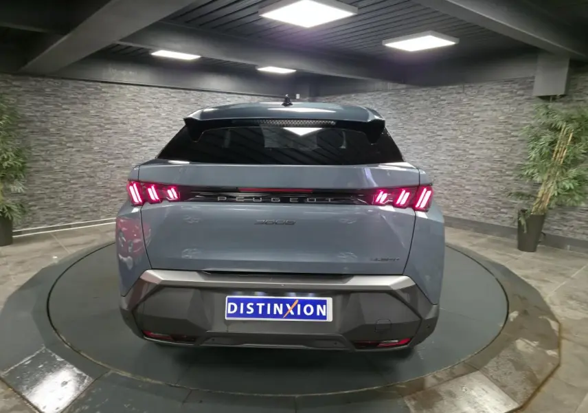 Vue arrière d'un Peugeot 3008 bleu Obsession avec feux arrière LED 3 griffes et bandeau noir laqué lumineux.