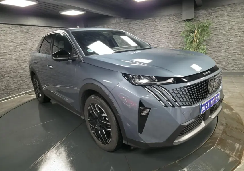 Peugeot 3008 bleu métallisé en 3/4 avant droit, avec calandre noire et jantes alliage noires brillantes.