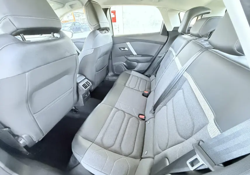 Vue intérieure arrière côté droit montrant les sièges gris tissu et cuir de la Citroën C4 2023.