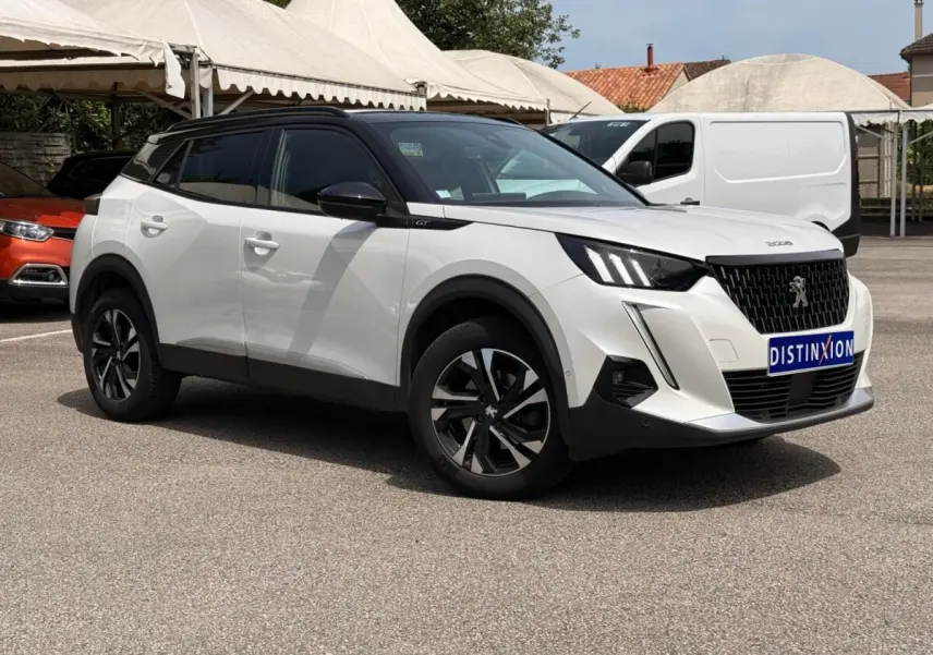 Peugeot 2008 blanc en vue 3/4 avant droit, toit noir et jantes alliage distinctives GT.