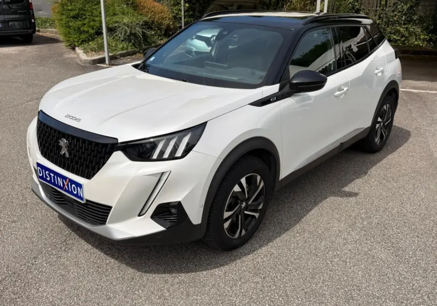 Peugeot 2008 blanc en 3/4 avant droit, toit noir contrastant et calandre noire distinctive GT.