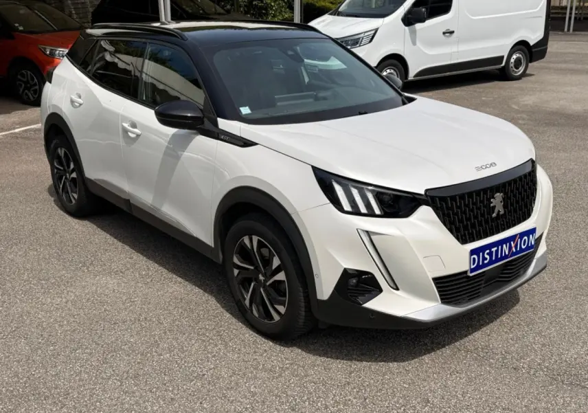 Peugeot 2008 blanc vue 3/4 avant droit avec toit noir et calandre noire distinctive GT.