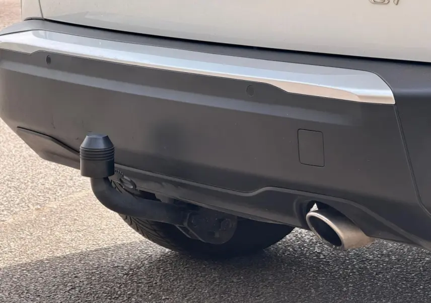 Gros plan sur l’arrière droit blanc du Peugeot 2008 1.5 BlueHDi GT avec attelage et sortie d’échappement visible.