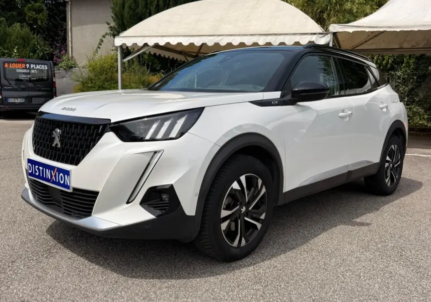 Peugeot 2008 blanc en vue 3/4 avant droit, avec toit noir et jantes alliage bicolores, badge GT visible sur l'aile.