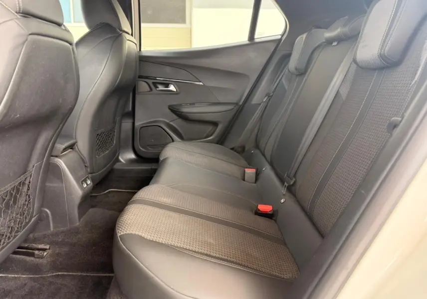 Vue intérieure côté droit des sièges arrière en sellerie tri-matière noire et tissu sur Peugeot 2008 blanc de 2021.