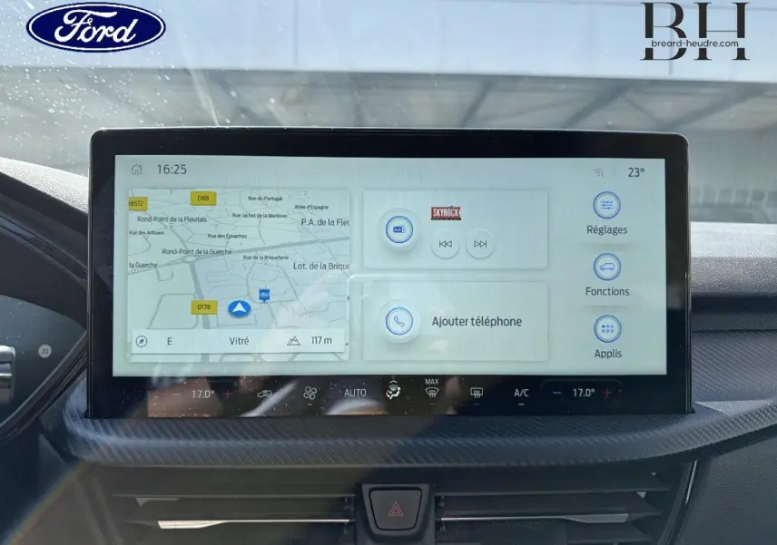 Écran tactile central du Ford Kuga 2024 montrant la navigation et les commandes multimédia, intérieur noir.