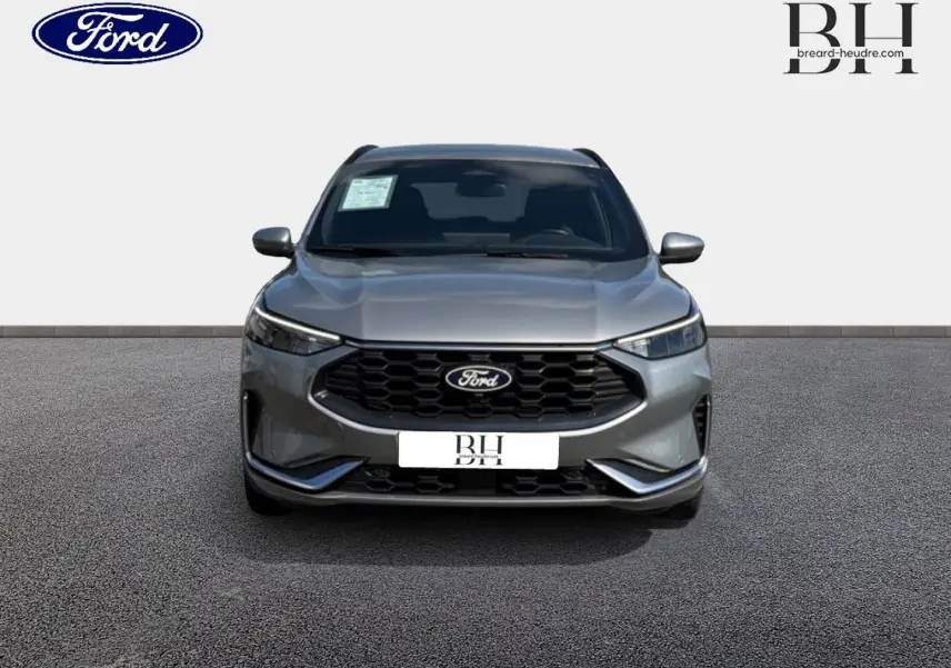 Vue avant d'un Ford Kuga 2024 gris Solar métallisé avec calandre noire et phares LED fins.