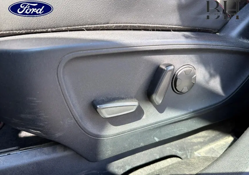 Détail des commandes électriques de réglage du siège conducteur du Ford Kuga 2024 en gris Solar Métallisée.
