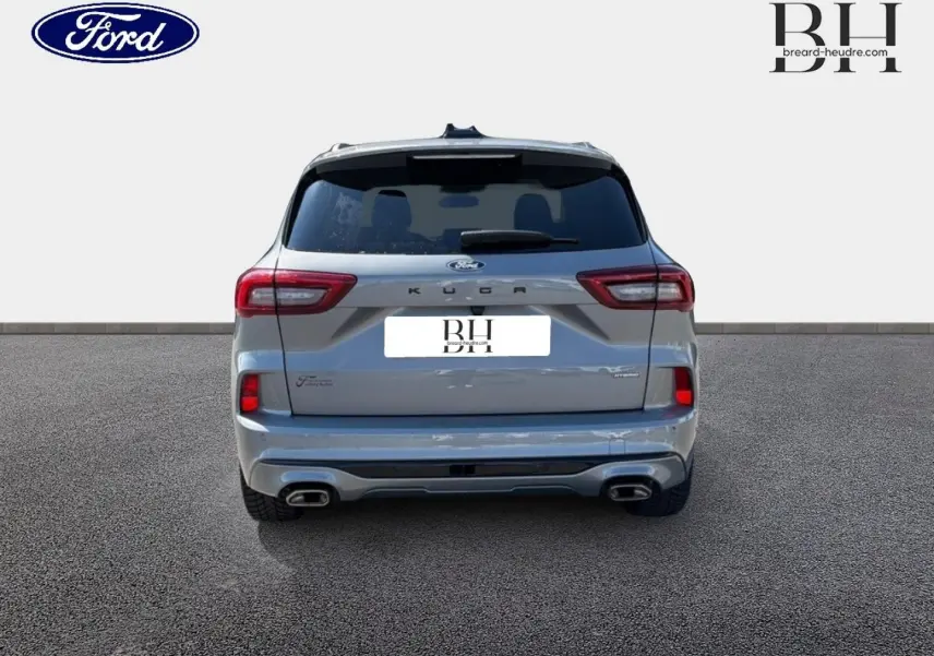 Vue arrière d'un Ford Kuga gris solar métallisé avec double sortie d'échappement et vitres surteintées.