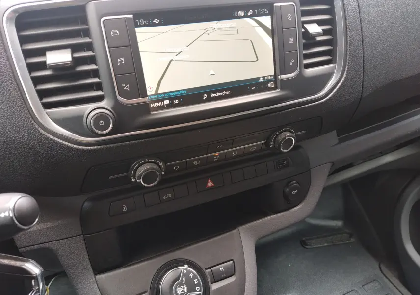 Tableau de bord du Peugeot Expert Fourgon 2020, vue centrale sur l'écran tactile GPS et commandes de climatisation.