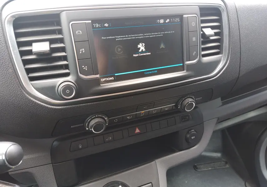 Tableau de bord du Peugeot Expert Fourgon 2020 avec écran tactile central et commandes de climatisation visibles.