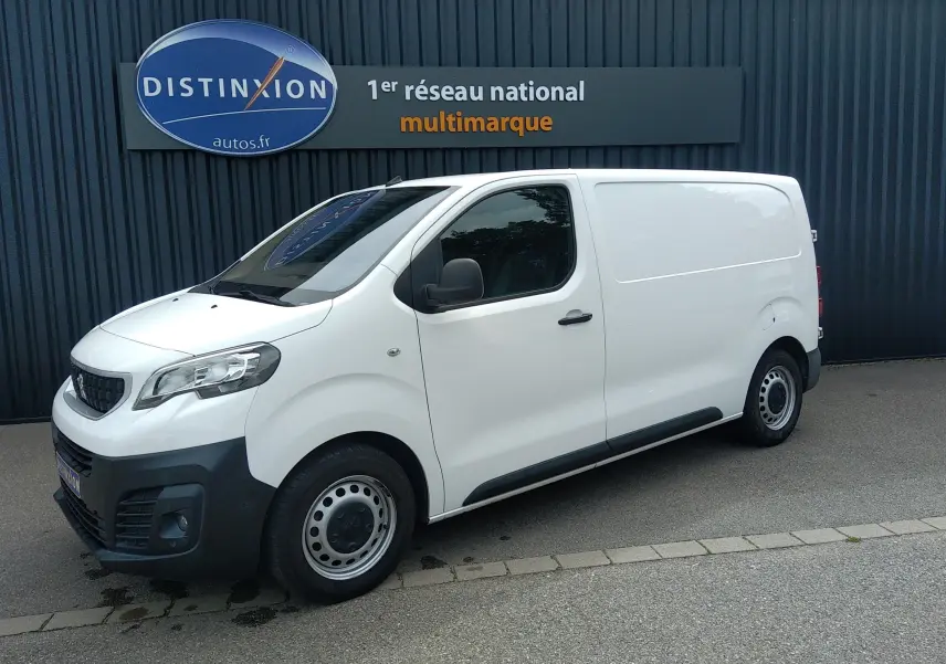 Vue de profil droit d'un Peugeot Expert Fourgon blanc uni de 2020 avec pare-chocs noirs et jantes tôles.