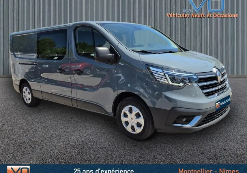 Renault Trafic Fourgon gris foncé vu en 3/4 avant droit avec vitres surteintées et porte latérale coulissante visible